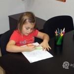 dziecko rysuje liścia