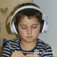 dziecko słucha muzyki