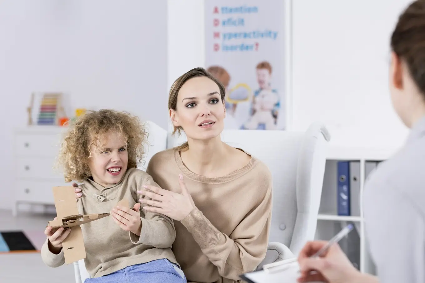 mama z dzieckiem u psychologa